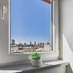 Lejlighed Bright With Air Conditioning Near The Copernicus Science Center In By Renters