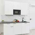 Lejlighed Bright With Air Conditioning Near The Copernicus Science Center In By Renters