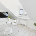 Lejlighed Bright With Air Conditioning Near The Copernicus Science Center In By Renters
