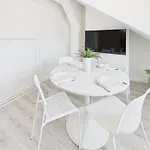 Lejlighed Bright With Air Conditioning Near The Copernicus Science Center In By Renters Warszawa