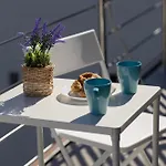 Lejlighed Bright With Air Conditioning Near The Copernicus Science Center In By Renters