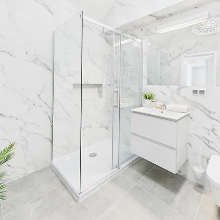 Bright With Air Conditioning Near The Copernicus Science Center In By Renters 아파트