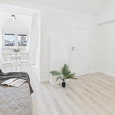 Bright With Air Conditioning Near The Copernicus Science Center In By Renters 아파트 *