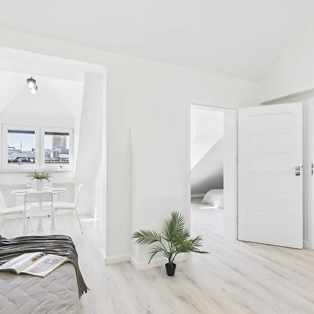 Bright With Air Conditioning Near The Copernicus Science Center In By Renters * 바르샤바