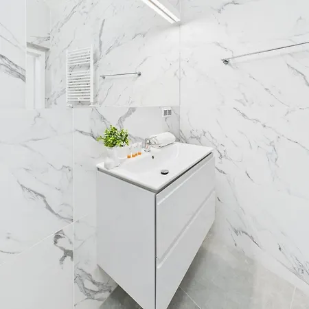 Bright With Air Conditioning Near The Copernicus Science Center In By Renters 아파트