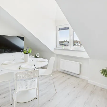 아파트 Bright With Air Conditioning Near The Copernicus Science Center In By Renters