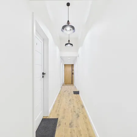 Bright With Air Conditioning Near The Copernicus Science Center In By Renters 아파트