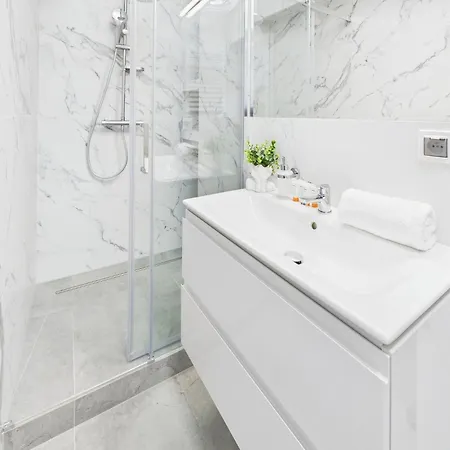아파트 Bright With Air Conditioning Near The Copernicus Science Center In By Renters 바르샤바