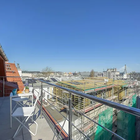Bright With Air Conditioning Near The Copernicus Science Center In By Renters 아파트