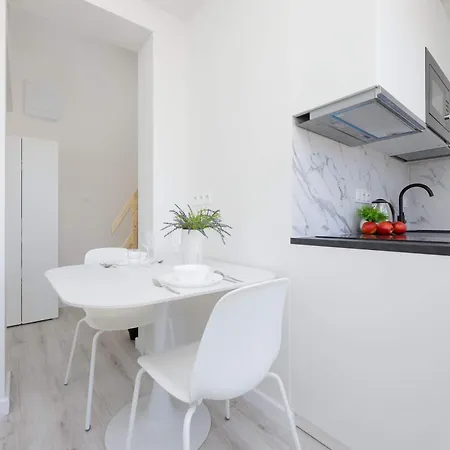 아파트 Bright With Air Conditioning Near The Copernicus Science Center In By Renters
