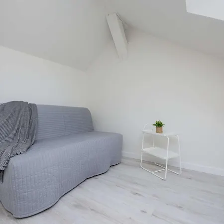 아파트 Bright With Air Conditioning Near The Copernicus Science Center In By Renters