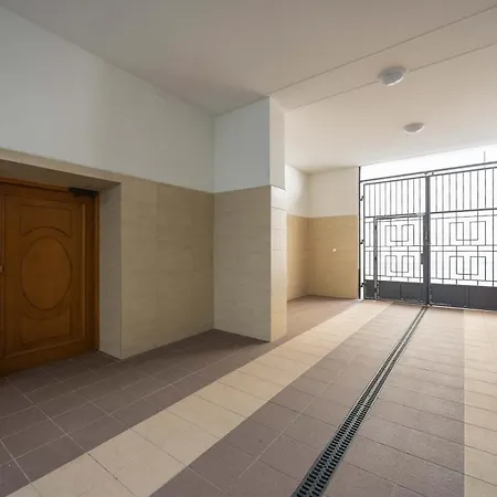 Bright With Air Conditioning Near The Copernicus Science Center In By Renters Lejlighed *