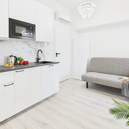 Bright With Air Conditioning Near The Copernicus Science Center In By Renters شقة *
