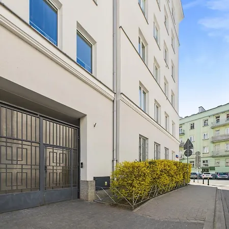 Bright With Air Conditioning Near The Copernicus Science Center In By Renters وارسو