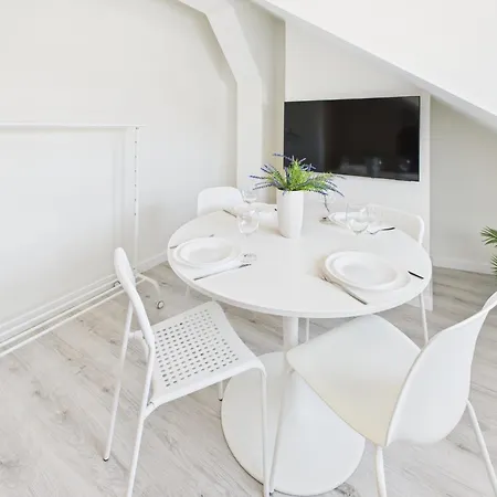 アパート Bright With Air Conditioning Near The Copernicus Science Center In By Renters ワルシャワ