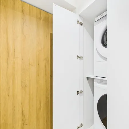 Bright With Air Conditioning Near The Copernicus Science Center In By Renters *