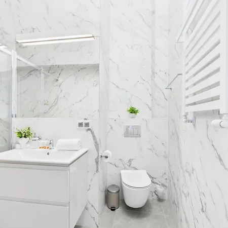 Bright With Air Conditioning Near The Copernicus Science Center In By Renters شقة وارسو