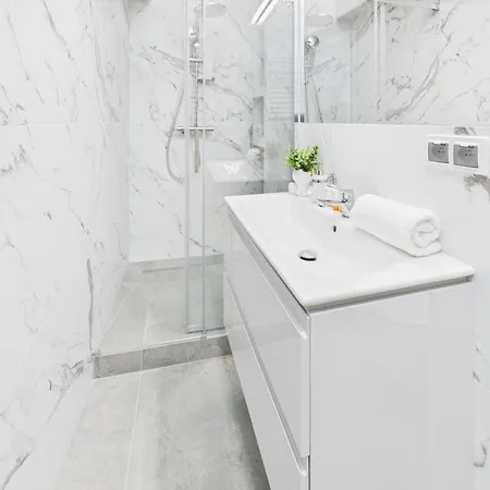 Bright With Air Conditioning Near The Copernicus Science Center In By Renters *