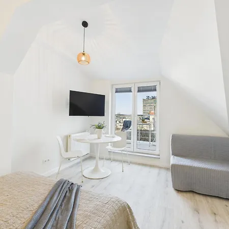 Bright With Air Conditioning Near The Copernicus Science Center In By Renters وارسو