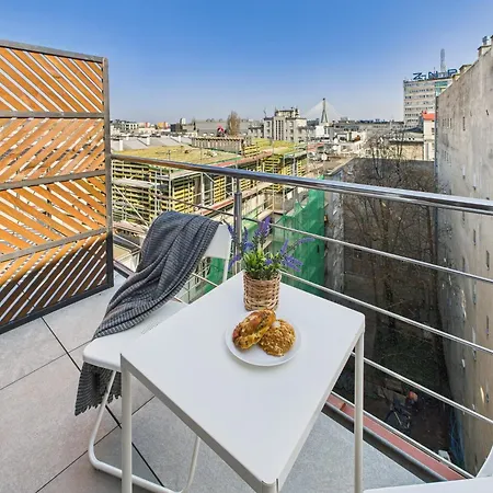 Bright With Air Conditioning Near The Copernicus Science Center In By Renters وارسو