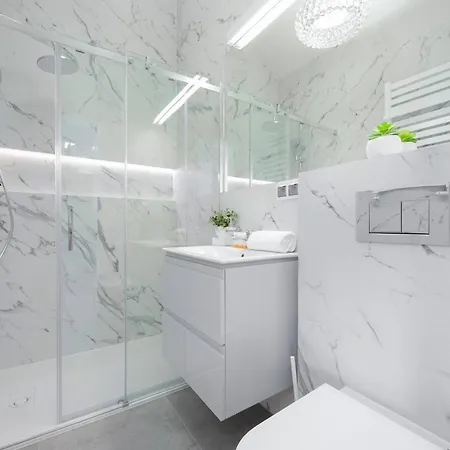 Bright With Air Conditioning Near The Copernicus Science Center In By Renters *