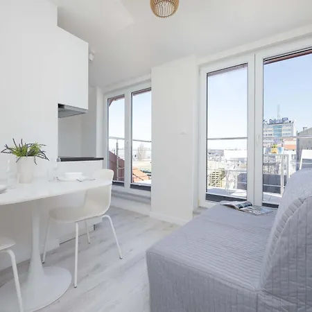 Bright With Air Conditioning Near The Copernicus Science Center In By Renters *