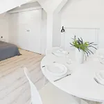 Bright With Air Conditioning Near The Copernicus Science Center In By Renters *