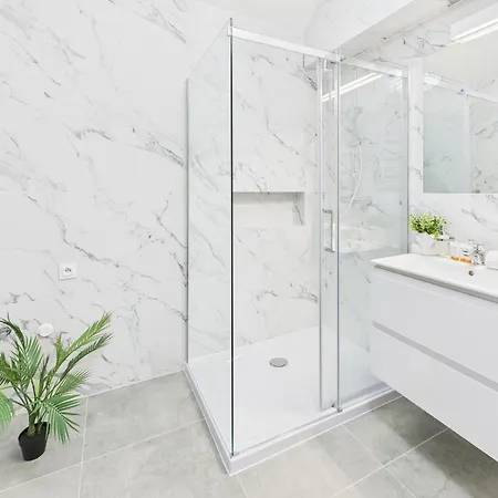 Bright With Air Conditioning Near The Copernicus Science Center In By Renters ורשה