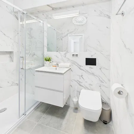 Bright With Air Conditioning Near The Copernicus Science Center In By Renters *