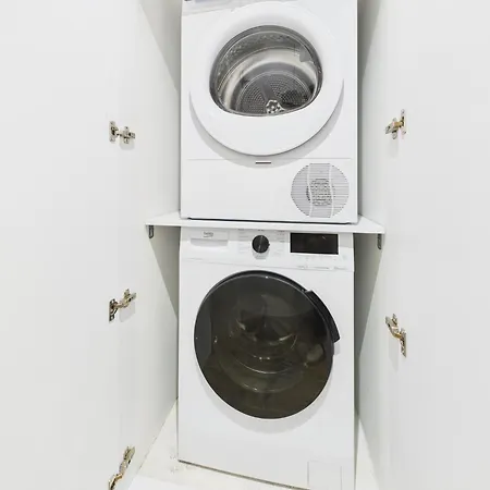 Bright With Air Conditioning Near The Copernicus Science Center In By Renters דירה ורשה
