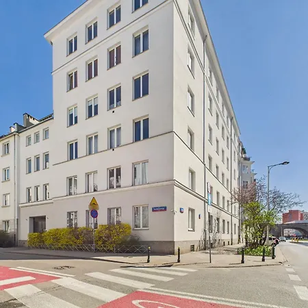 Bright With Air Conditioning Near The Copernicus Science Center In By Renters דירה