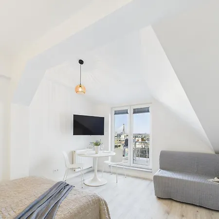 Bright With Air Conditioning Near The Copernicus Science Center In By Renters דירה *