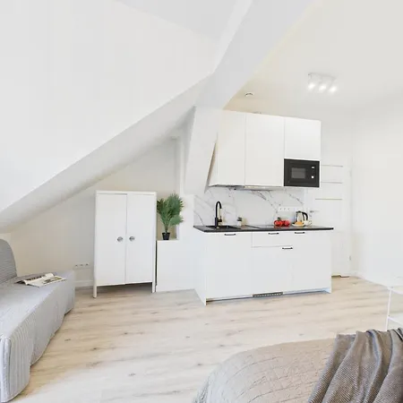 Bright With Air Conditioning Near The Copernicus Science Center In By Renters דירה *