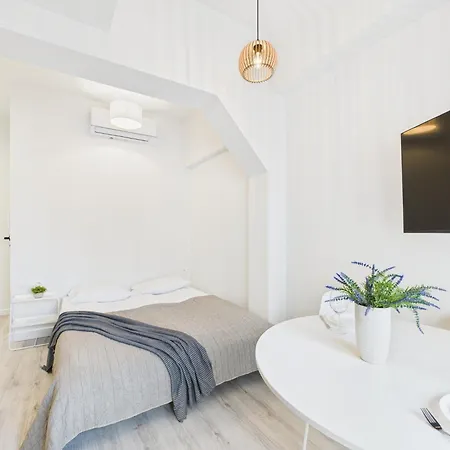 Bright With Air Conditioning Near The Copernicus Science Center In By Renters * ורשה