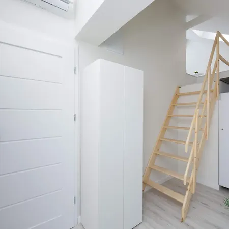 Bright With Air Conditioning Near The Copernicus Science Center In By Renters ורשה