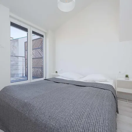 Bright With Air Conditioning Near The Copernicus Science Center In By Renters דירה *